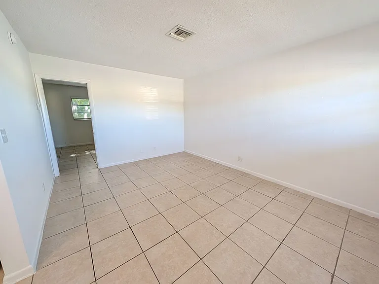 466 Sunshine Dr — Photo 2