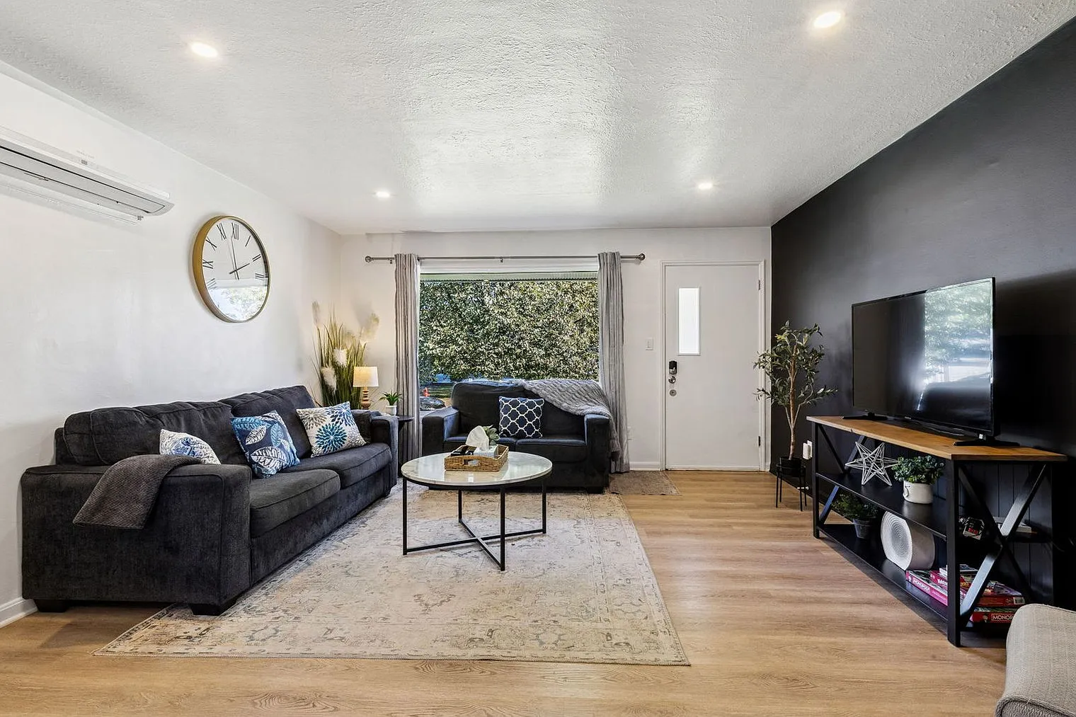 2 bed, 1.0 bath, 850 sqft, $1,968 — Photo 2