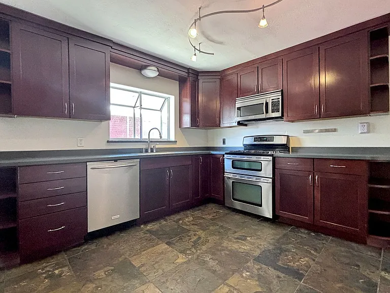 631 E Downington Ave — Photo 10