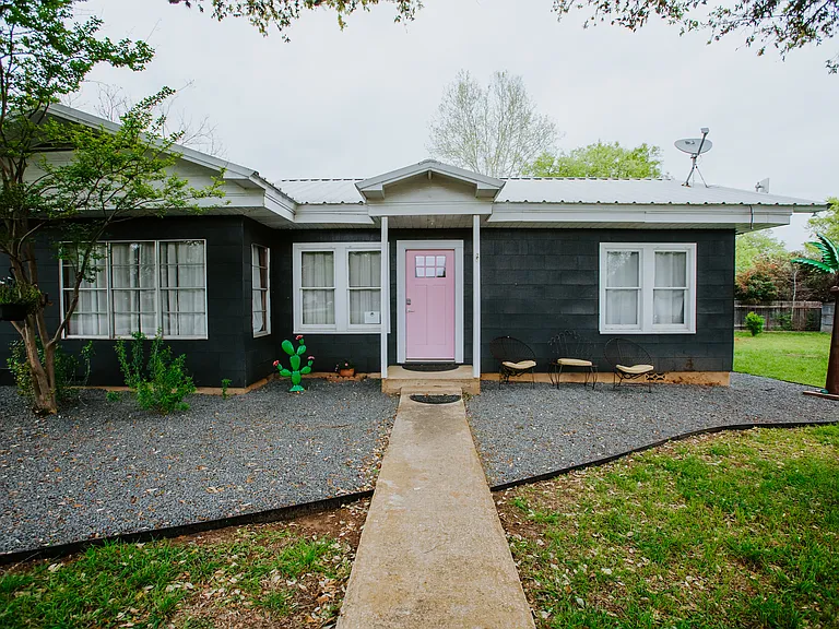 604 W Pecan St — Photo 2