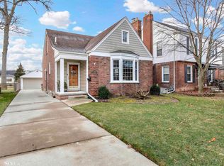 1577 Roslyn Rd, Grosse Pointe Woods, MI 48236
