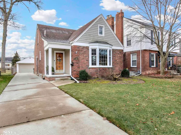 1577 Roslyn Rd, Grosse Pointe Woods, MI 48236