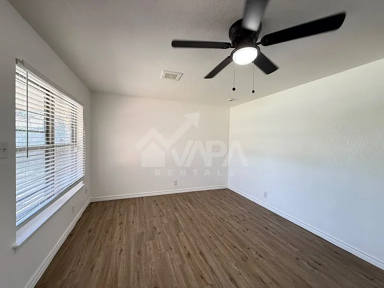 4907 Stoneleigh Dr — Photo 8