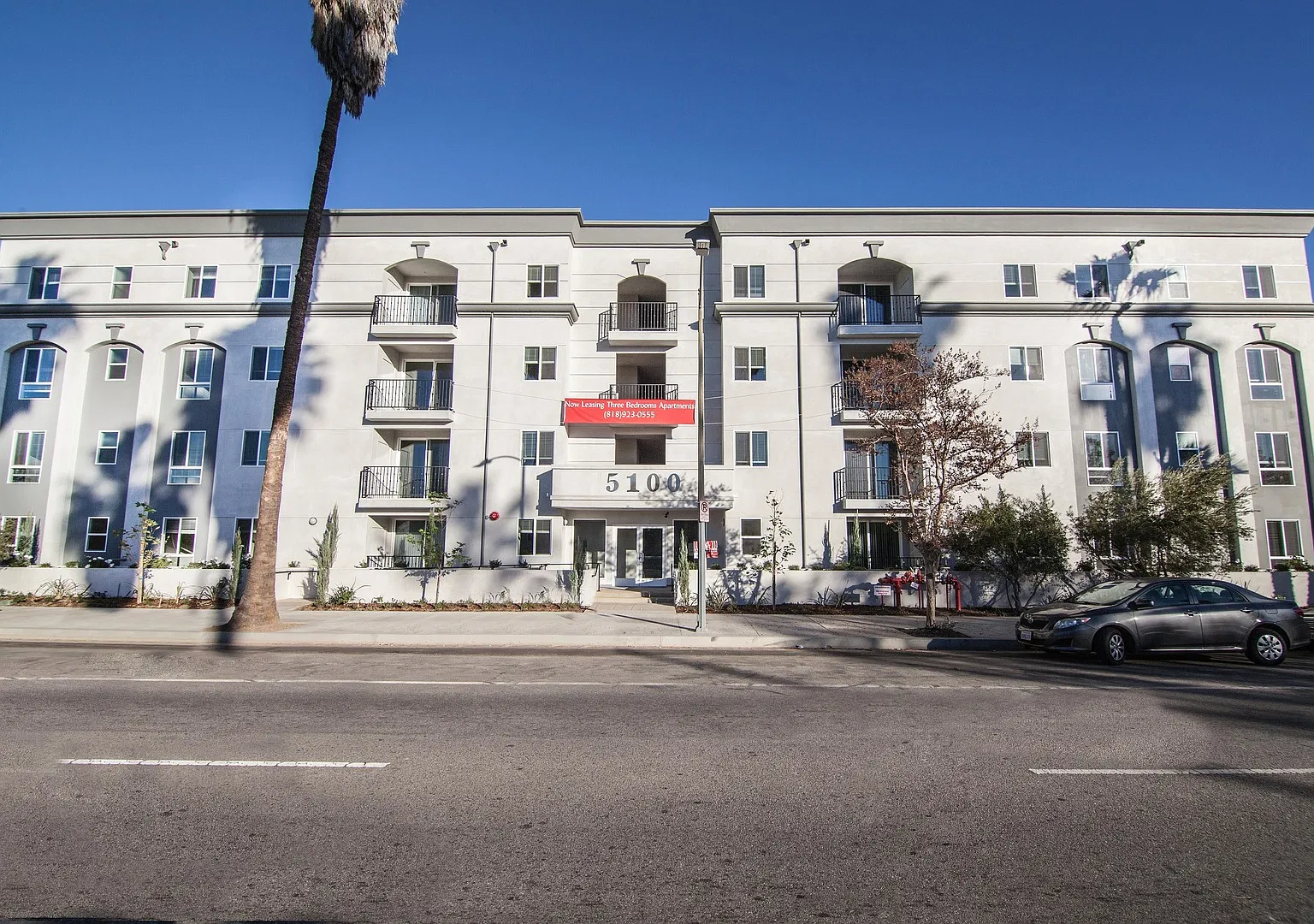Sherman Oaks Place — Photo 3