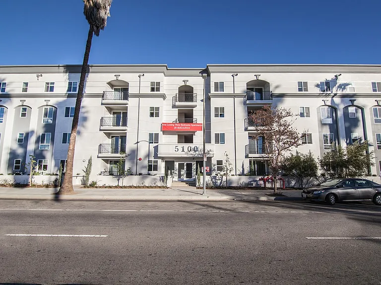 Sherman Oaks Place — Photo 29