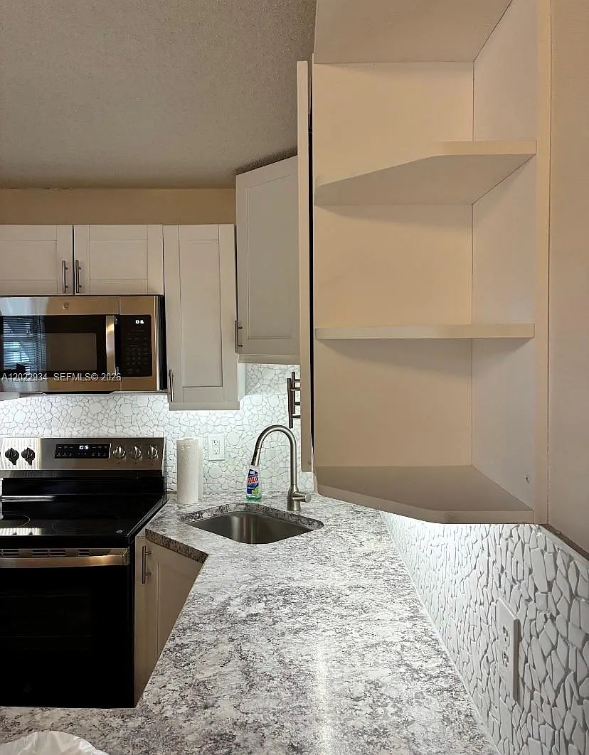 2 bed, 1.5 bath, $1,600 — Photo 4