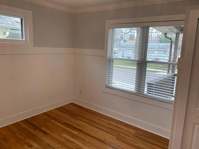 918 Batavia Ave — Photo 11
