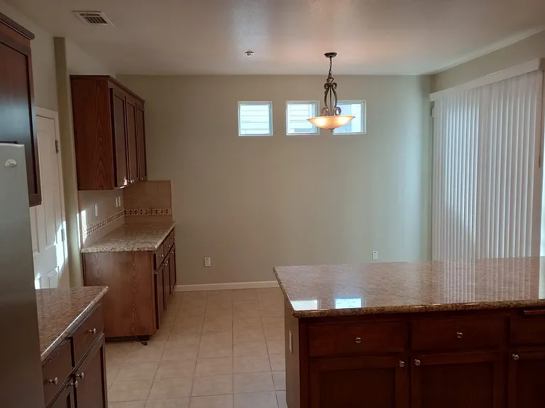 401 Toyon Ln — Photo 5