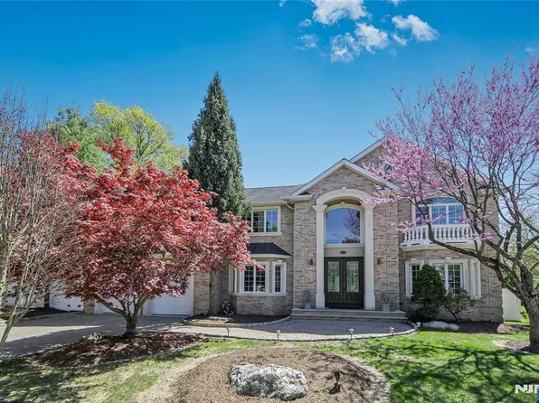 278 Starling Ct, Paramus, NJ 07652