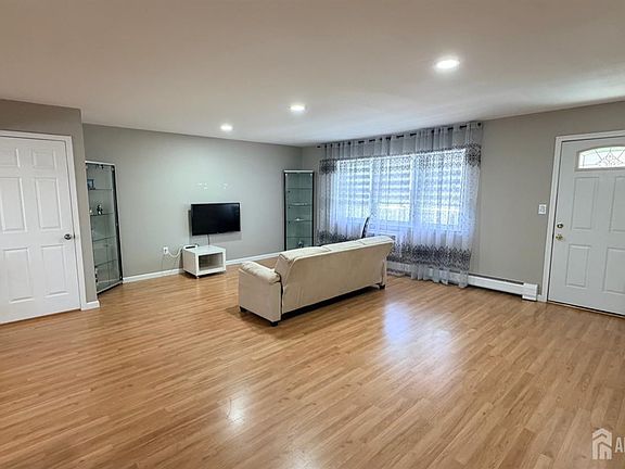 4th image of 363 Cranbury Rd APT D16