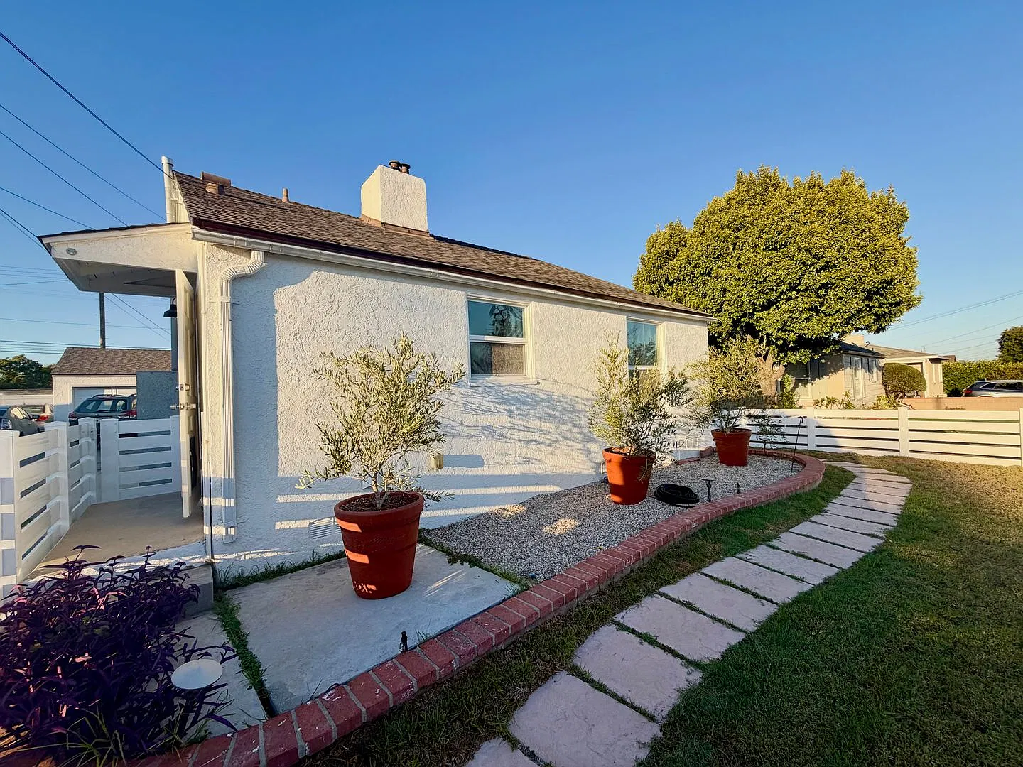 Front unit of a Duplex with Private yard and Nicely Remodeled — Photo 2