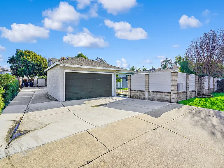 2476 Elden Ave — Photo 17