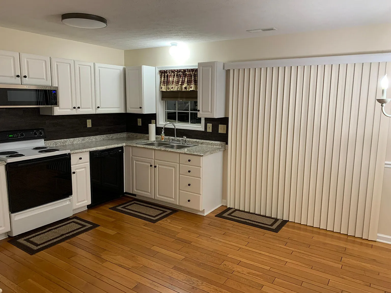 1008 Elkins Dr — Photo 3