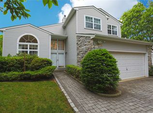 10 Wisteria Ln, Lake Grove, NY 11755