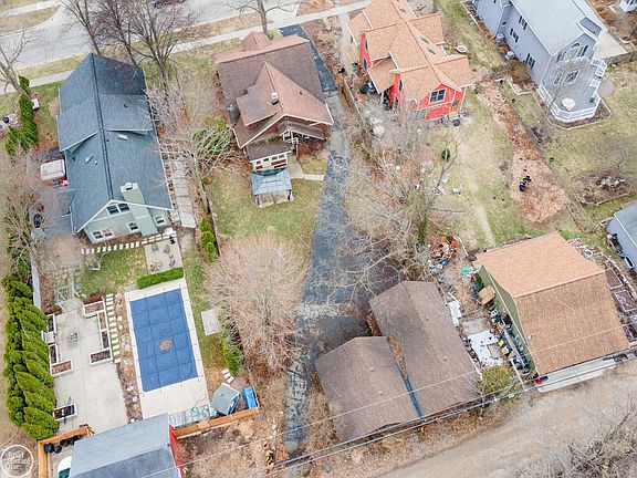 4th image of 420 W 2nd St