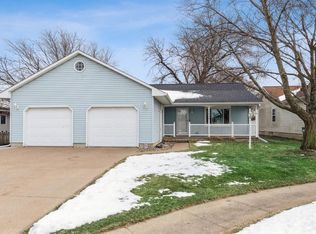 1045 Sweetbriar Ln, Clinton, IA 52732