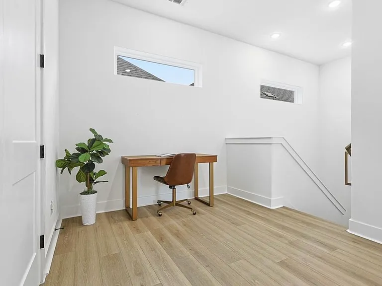 8904 Sunshine Laverne Ln — Photo 13