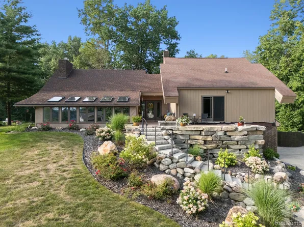 7337 Driftwood Dr, Fenton, MI 48430