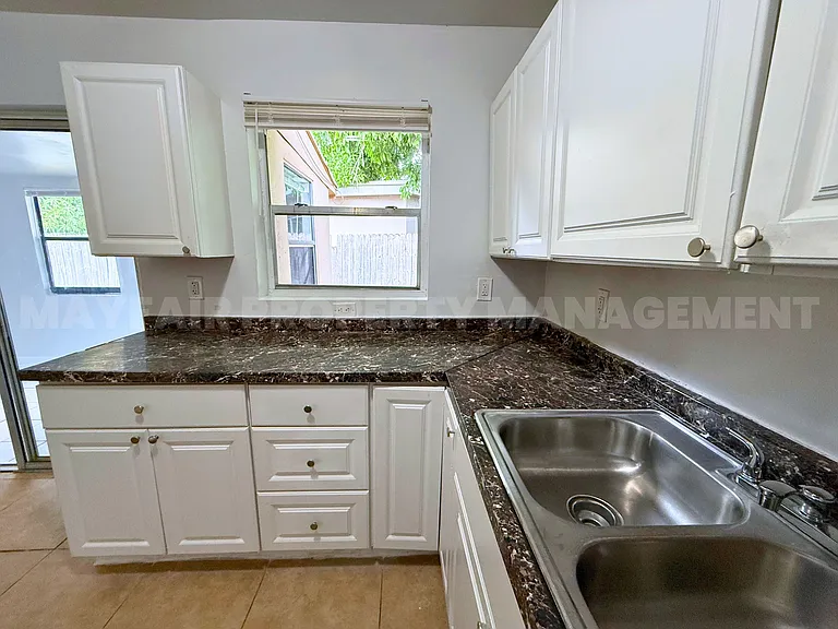 380 Kingsbridge St — Photo 4