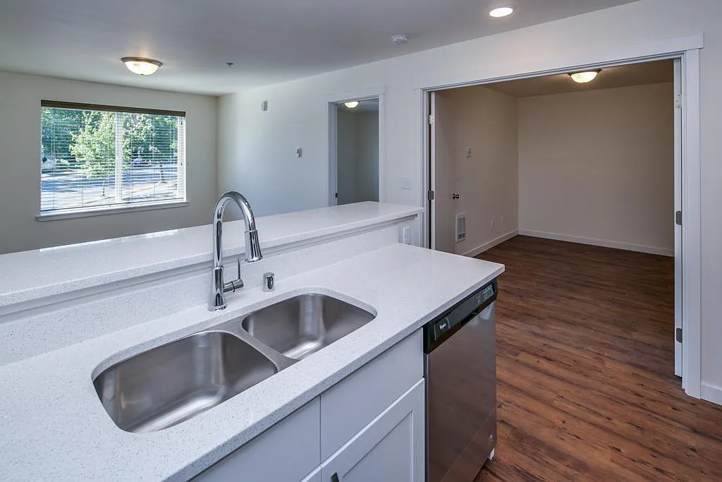 3 bed, 960 sqft, $2,550 — Photo 3