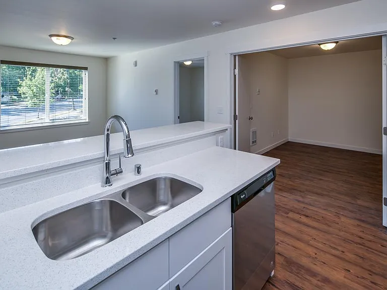 904 E Chestnut St — Photo 3