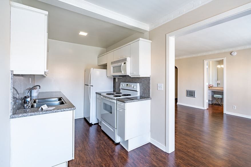 Lindbrook Manor Apartments Kitchen