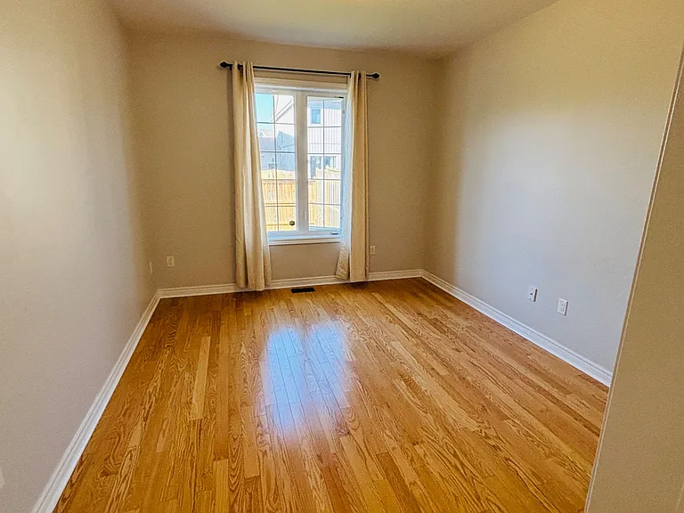 676 Baldwin Cres — Photo 11