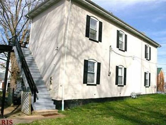 Priv. entrance both flrs