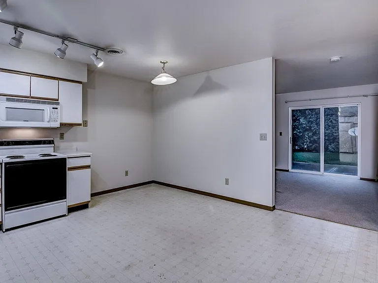 1050 W Hamilton Ave — Photo 26