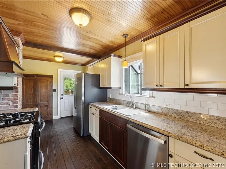 2704 E 13th St — Photo 10