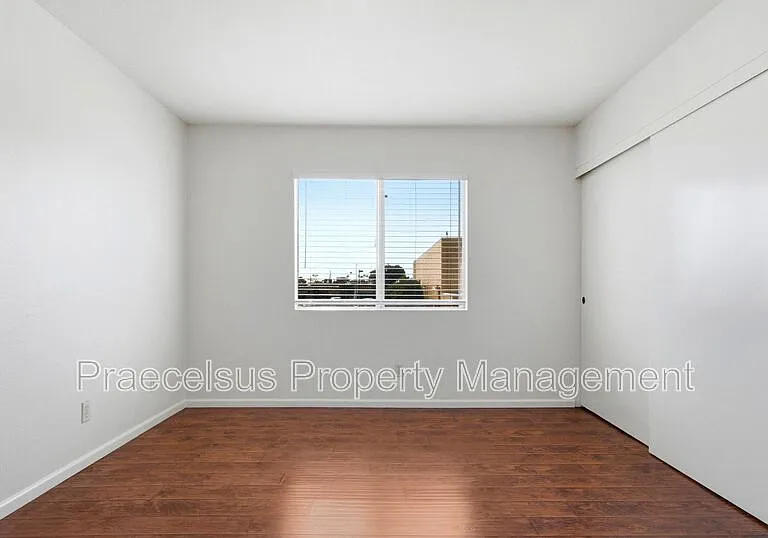 1070 Georgia St #M — Photo 8