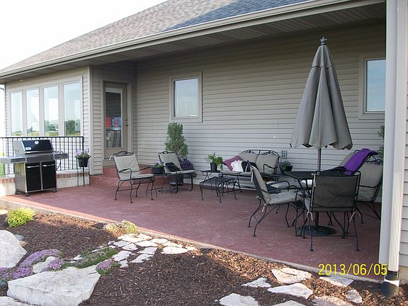 Grilling/dining area