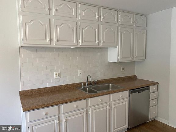 3rd image of 8232 Stationhouse Ct
