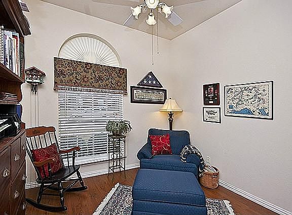 4th image of 1223 Hillcrest Dr