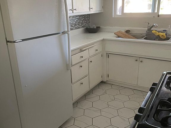 3rd image of 5061 Barstow St