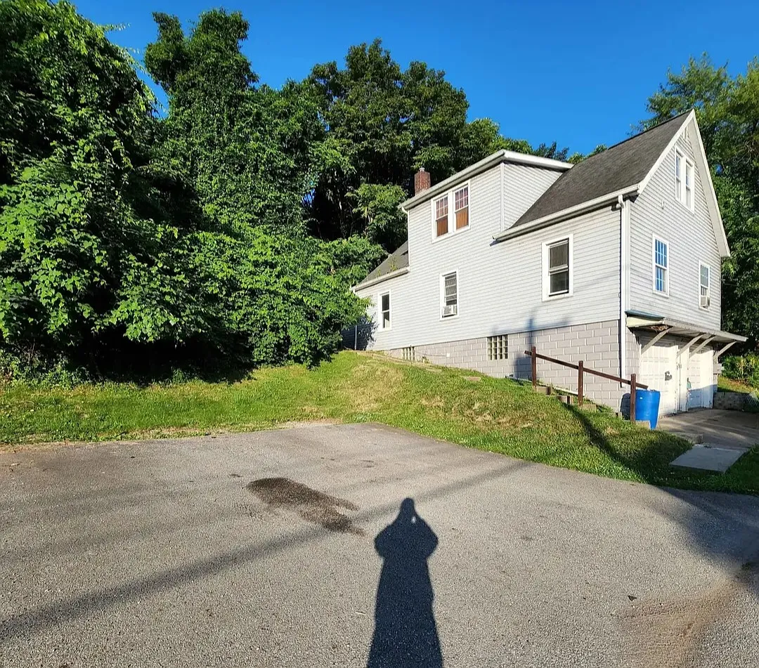 3 bed, $875 — Photo 1