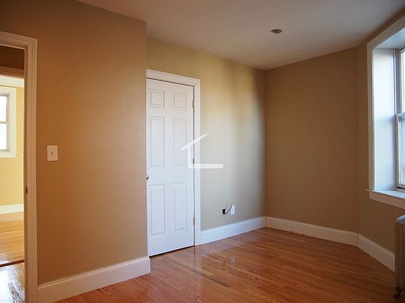 2nd image of 74 Egmont St APT 003