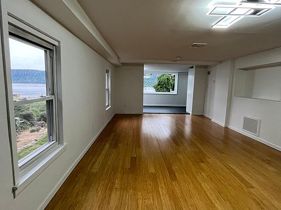 5th image of 395 Warburton Ave APT 1