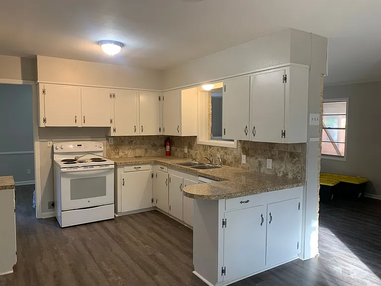 2204 Clinton St — Photo 5