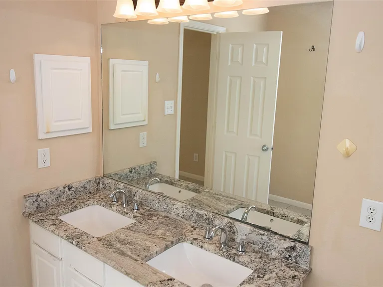 2202 Crossmill Ln — Photo 37