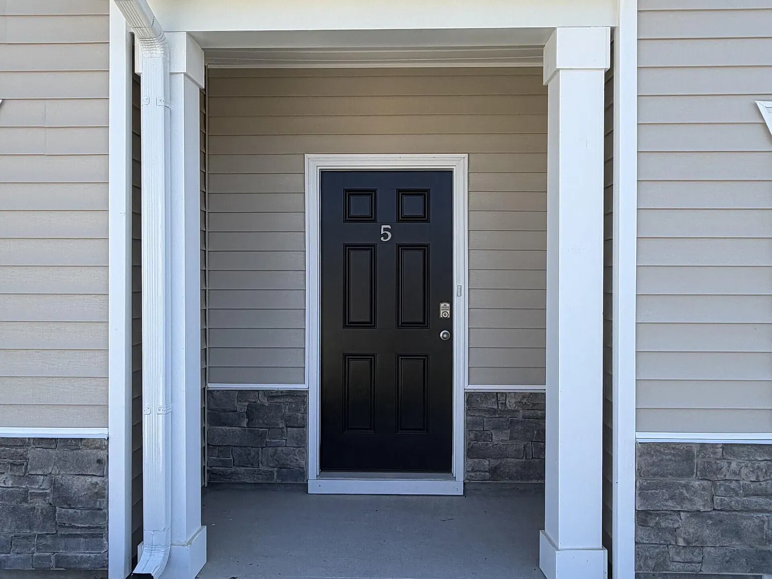 3 bed, 2.5 bath, $1,700 — Photo 2