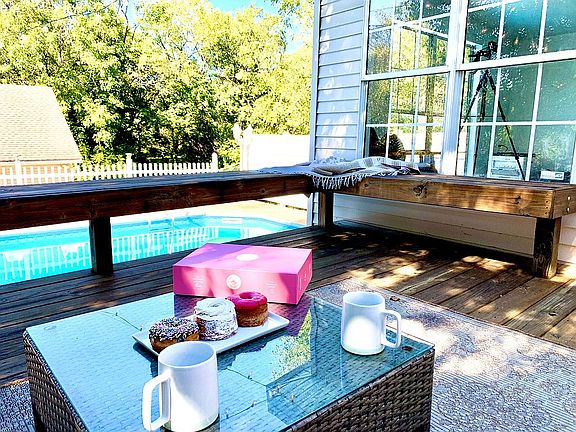 Cafes and treats nearby!