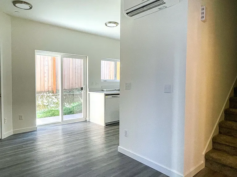 Iris Apartments — Photo 10