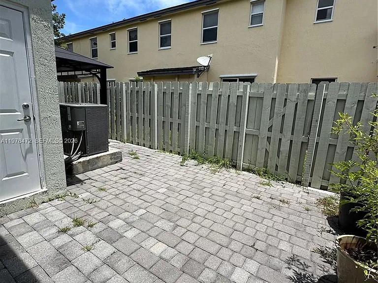 133 SE 28th Ter #8 — Photo 33
