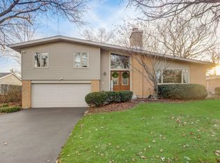 1451 Ambleside Dr, Deerfield, IL 60015