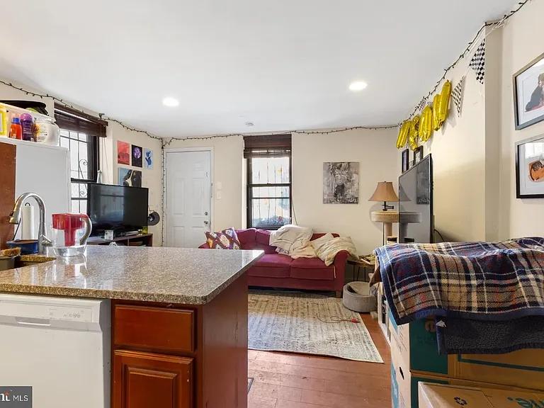 2105 Christian St — Photo 4