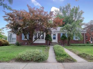 1577 Huntington Blvd, Grosse Pointe Woods, MI 48236