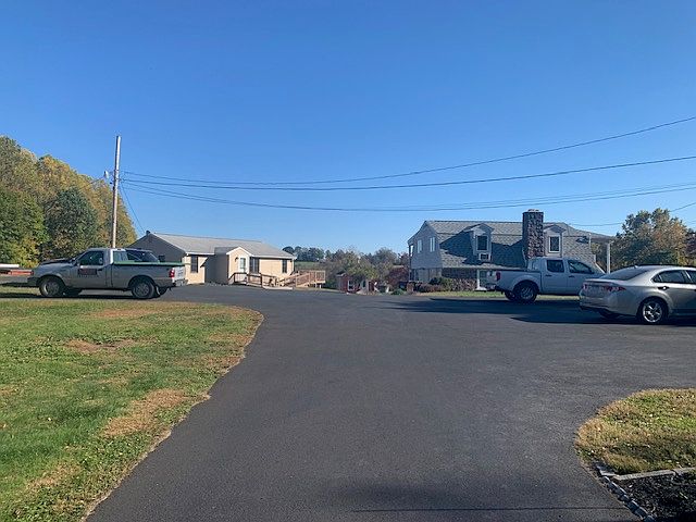 Driveway leading up to property, plenty of parking.