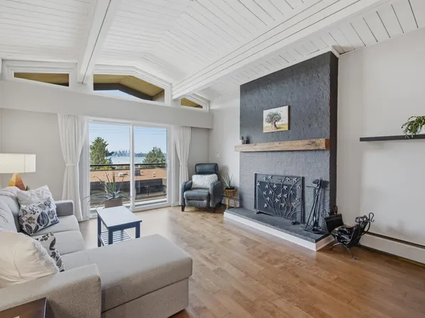 325 3rd St W #304, North Vancouver, BC V7M 1G3