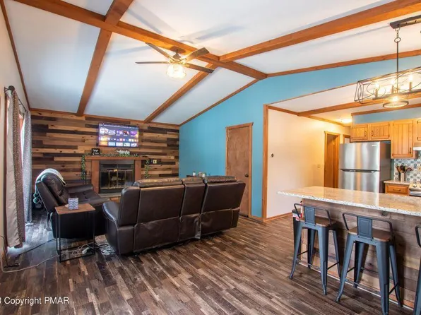 3229 Beech Ridge Dr, Pocono Summit, PA 18346